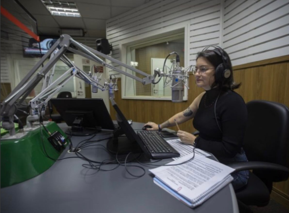 Radialista em estúdio de rádio